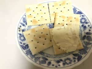 ルヴァンクラシカルクラッカーにマーガリン