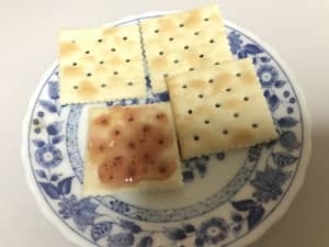 ルヴァンクラシカルクラッカーにいちごジャム