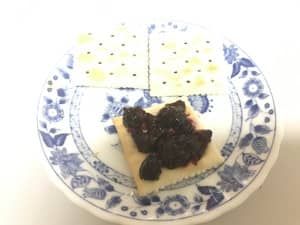 ルヴァンクラシカルクラッカーにブルーベリージャム