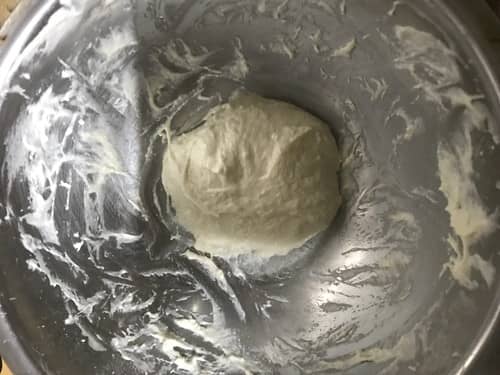 トルティーヤ生地を混ぜる