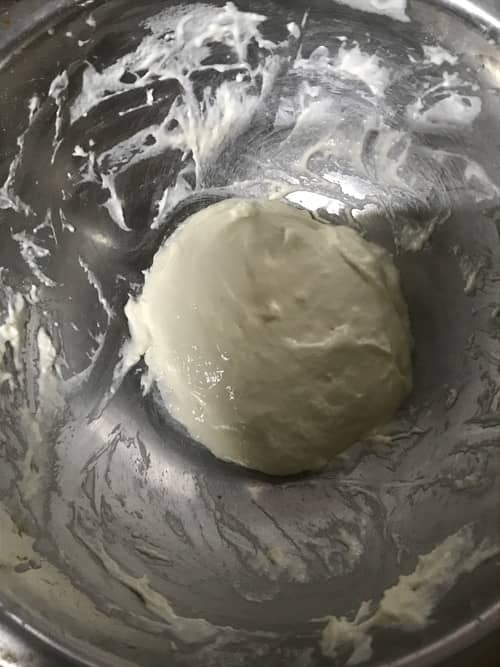 トルティーヤ生地をこねる