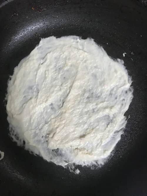 トルティーヤ生地を伸ばす