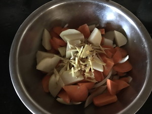 ジャガイモとニンジンの乱切り