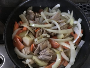 肉じゃがの具を炒める